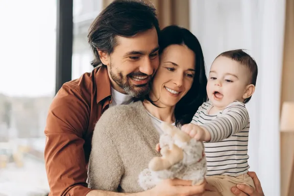 Familia feliz protegida